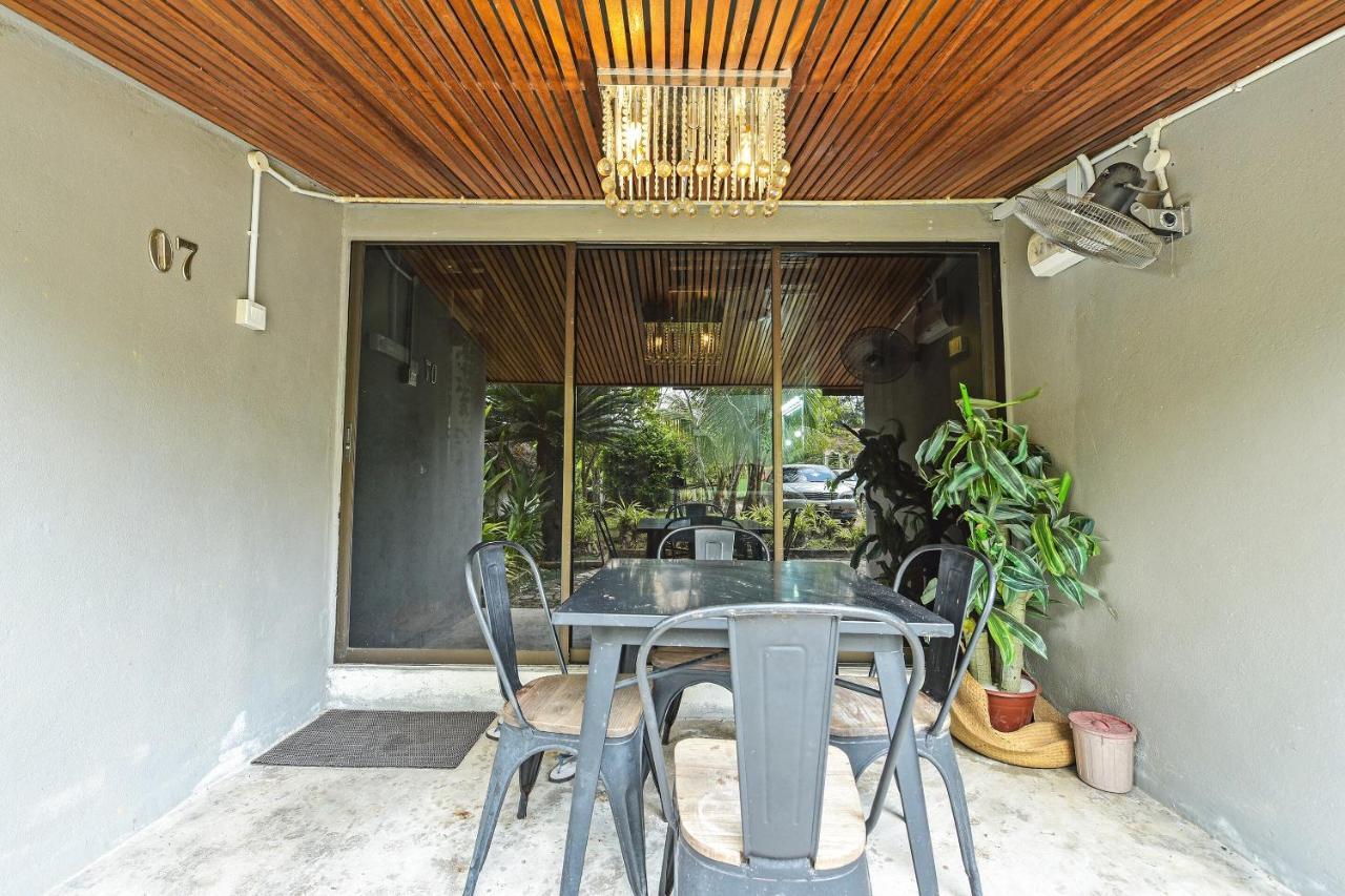 Oyo 90636 Teratak Zakiah Chalet Jerantut Exterior photo