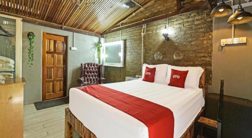Oyo 90636 Teratak Zakiah Chalet Jerantut Exterior photo