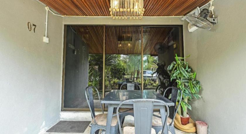 Oyo 90636 Teratak Zakiah Chalet Jerantut Exterior photo